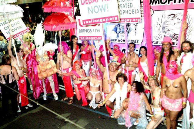 Mardi Gras  Sydney, un must Ralien, avec Pope Alice et les seins nus raliens